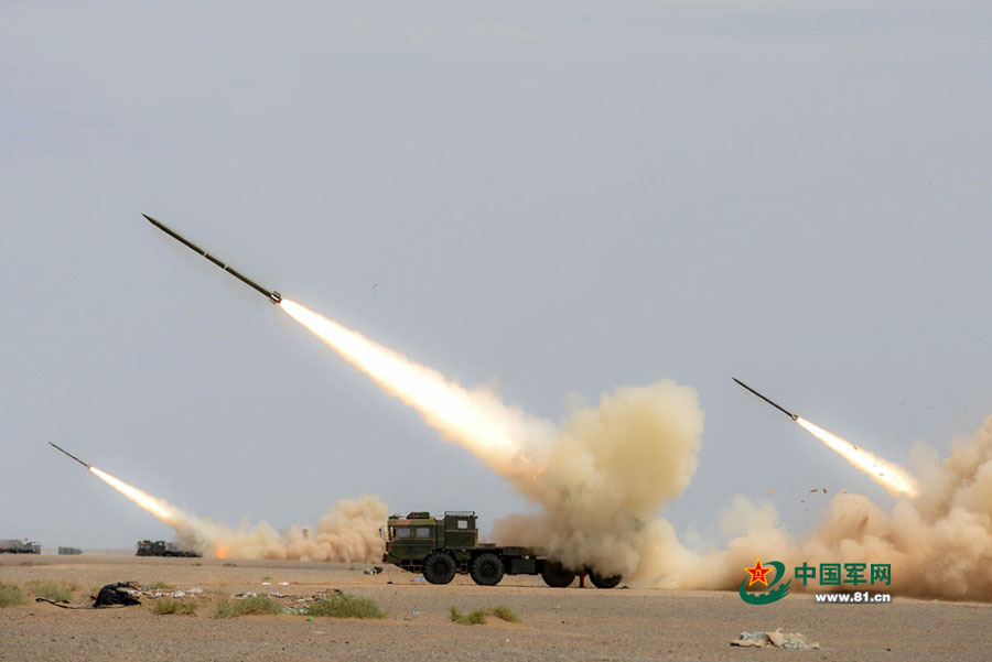 An artillery brigade in the Nanjing Military Region recently conducted a live ammunition drill in the deserts of northwestern China. [Photo/81.cn]