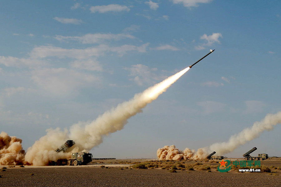 An artillery brigade in the Nanjing Military Region recently conducted a live ammunition drill in the deserts of northwestern China. [Photo/81.cn]