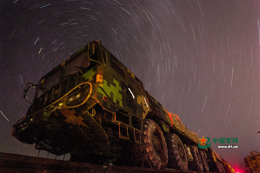 An artillery brigade in the Nanjing Military Region recently conducted a live ammunition drill in the deserts of northwestern China. [Photo/81.cn]