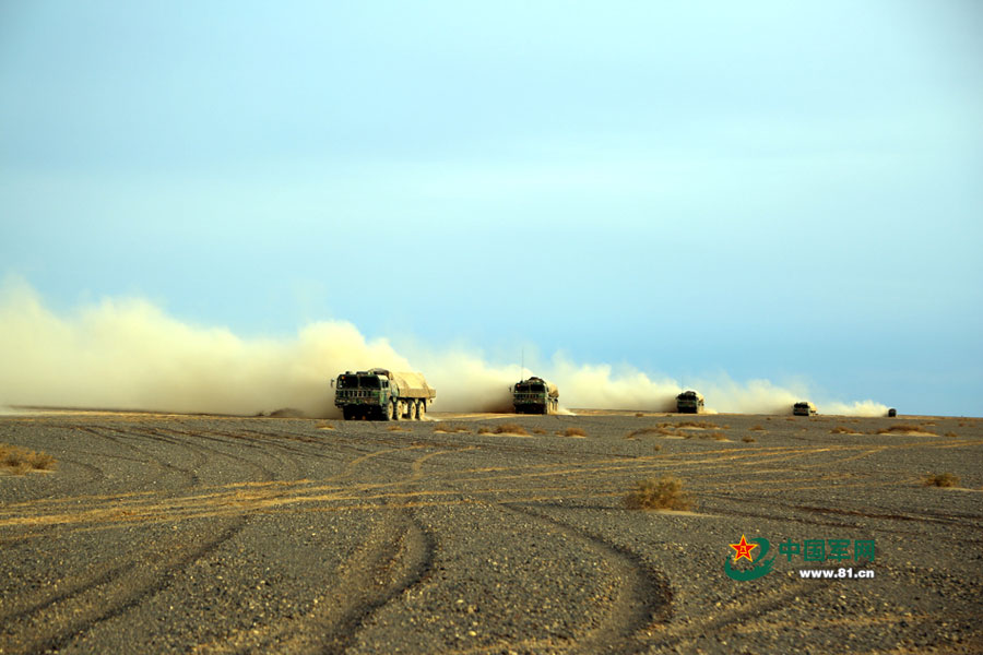 An artillery brigade in the Nanjing Military Region recently conducted a live ammunition drill in the deserts of northwestern China. [Photo/81.cn]