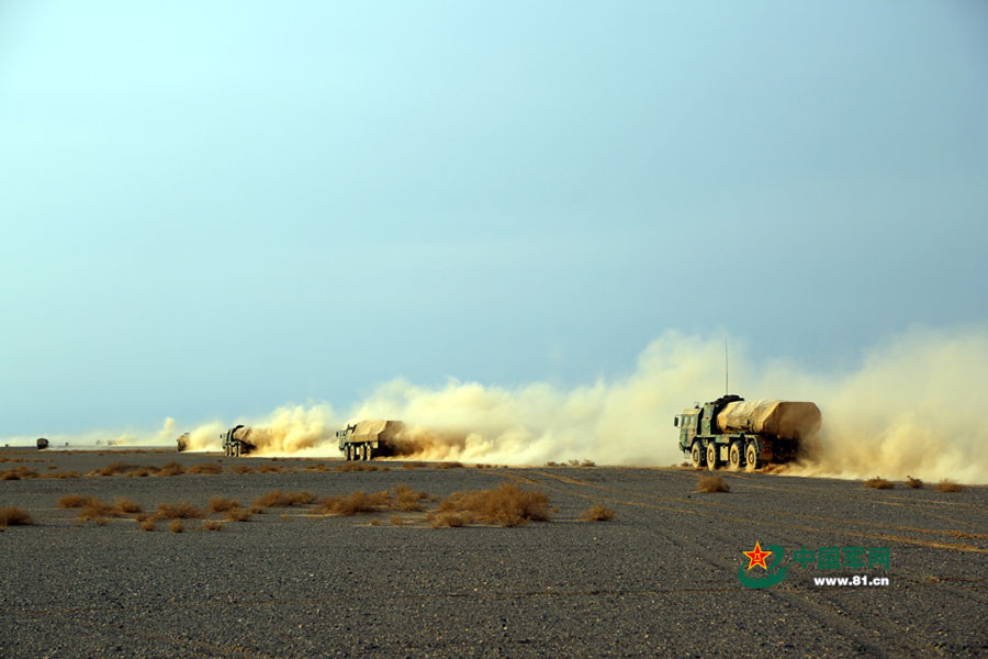 An artillery brigade in the Nanjing Military Region recently conducted a live ammunition drill in the deserts of northwestern China. [Photo/81.cn]