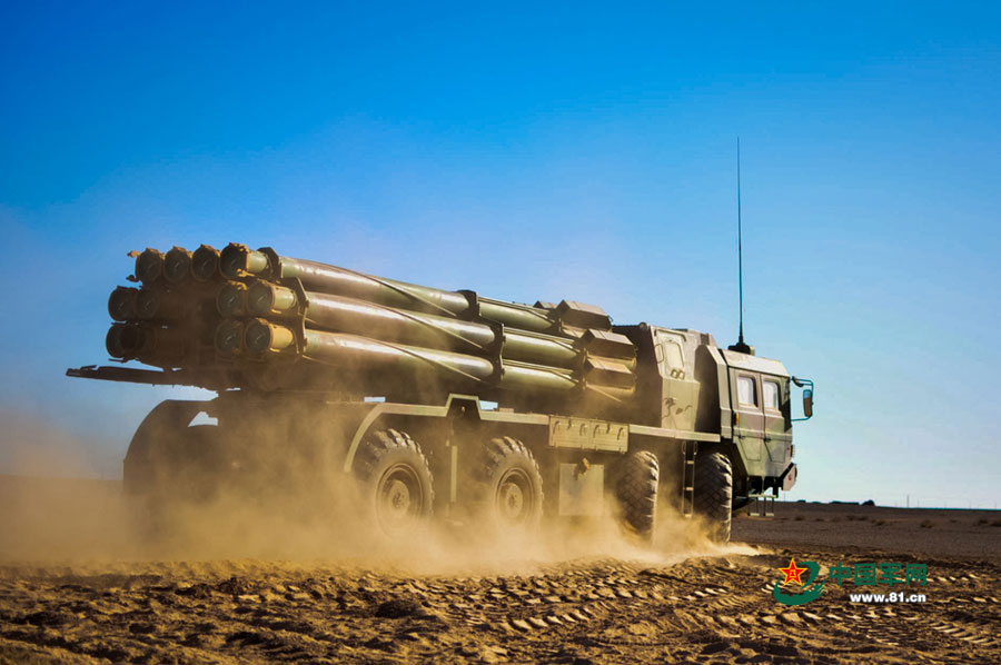 An artillery brigade in the Nanjing Military Region recently conducted a live ammunition drill in the deserts of northwestern China. [Photo/81.cn]