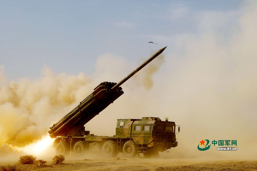 An artillery brigade in the Nanjing Military Region recently conducted a live ammunition drill in the deserts of northwestern China. [Photo/81.cn]