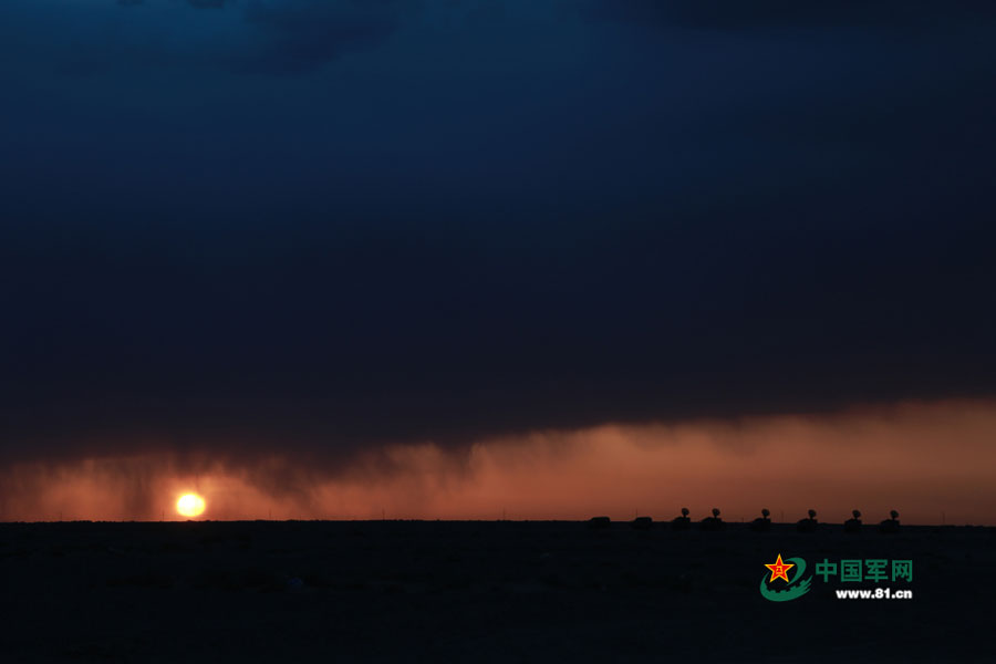 An artillery brigade in the Nanjing Military Region recently conducted a live ammunition drill in the deserts of northwestern China. [Photo/81.cn]