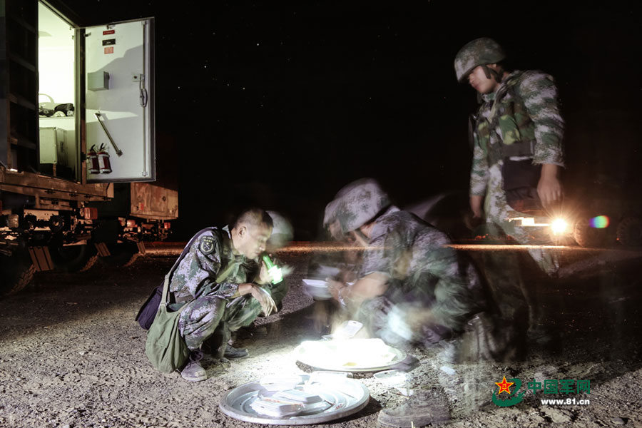 An artillery brigade in the Nanjing Military Region recently conducted a live ammunition drill in the deserts of northwestern China. [Photo/81.cn]