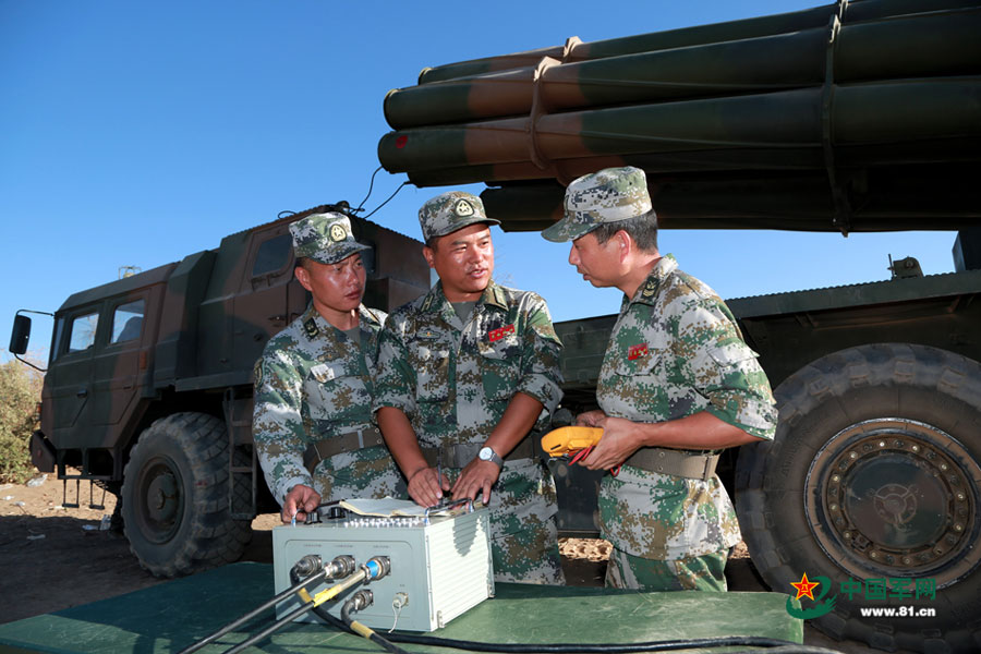 An artillery brigade in the Nanjing Military Region recently conducted a live ammunition drill in the deserts of northwestern China. [Photo/81.cn]