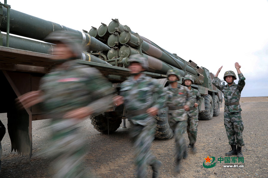 An artillery brigade in the Nanjing Military Region recently conducted a live ammunition drill in the deserts of northwestern China. [Photo/81.cn]