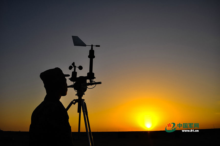 An artillery brigade in the Nanjing Military Region recently conducted a live ammunition drill in the deserts of northwestern China. [Photo/81.cn]