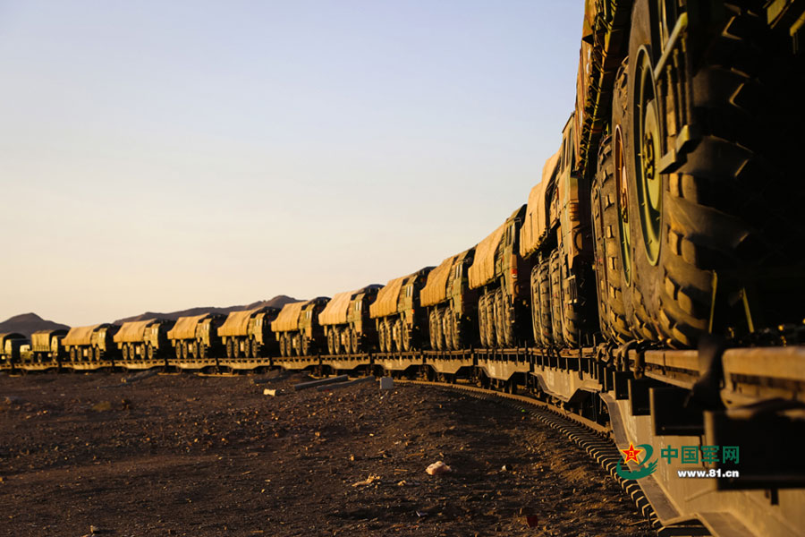 An artillery brigade in the Nanjing Military Region recently conducted a live ammunition drill in the deserts of northwestern China. [Photo/81.cn]