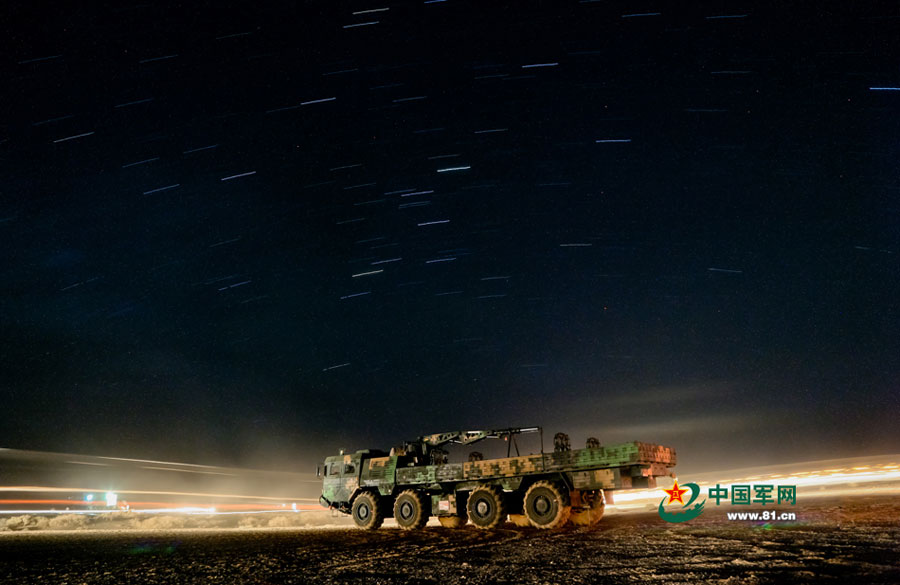 An artillery brigade in the Nanjing Military Region recently conducted a live ammunition drill in the deserts of northwestern China. [Photo/81.cn]