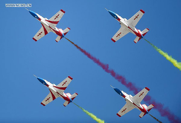 The 'Tianzhiyi' aerobatic aircrafts from the Aviation University of Air Force perform at the Dafangshen Airport in Changchun, capital of Northeast China's Jilin province, Sept. 10, 2015.[Photo/Xinjhua] 