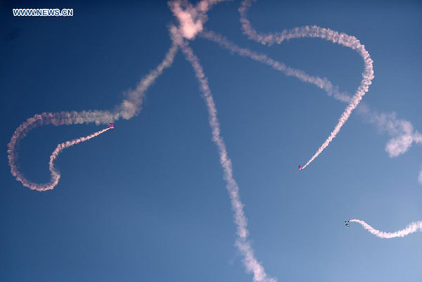 The bailout team of the Air Force of the CPLA perform at the Dafangshen Airport in Changchun, capital of Northeast China's Jilin province, Sept 10, 2015.[Photo/Xinua] 