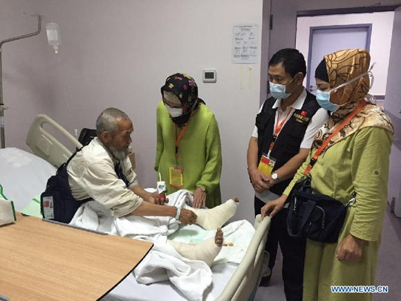 China Hajj mission staff members visit one of the two Chinese muslim who are from Xinjiang of China and injured during the crane crash accident in Saudi Arabia's Grand Mosque at a hospital in Mecca, Sept. 13, 2015. [Photo/Xinhua]