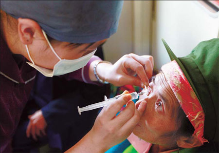 A nurse prepares a cataract patient for an operation on the Lifeline Express in Chuxiong, Yunnan province. [Photo:Xinhua] 