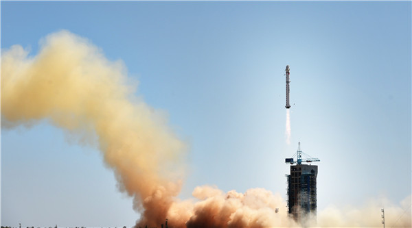 A Long March-2D carrier rocket carrying the Gaofen-9 satellite, a high-definition earth observation satellite, blasts off from the launch pad at the Jiuquan Satellite Launch Center in Jiuquan, Northwest China's Gansu province, Sept 14, 2015. It will be used for land surveys, city planning, crop yield estimates and disaster prevention. [Photo/Xinhua]
