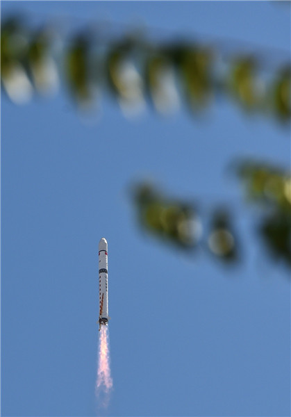 A Long March-2D carrier rocket carrying the Gaofen-9 satellite, a high-definition earth observation satellite, blasts off from the launch pad at the Jiuquan Satellite Launch Center in Jiuquan, Northwest China's Gansu province, Sept 14, 2015. [Photo/Xinhua]