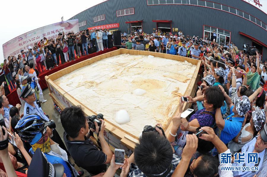 Crowd takes photos of the super tofu in Huainan city, East China's Anhui province, on Sept 15, 2015. [Photo/Xinhua] 
