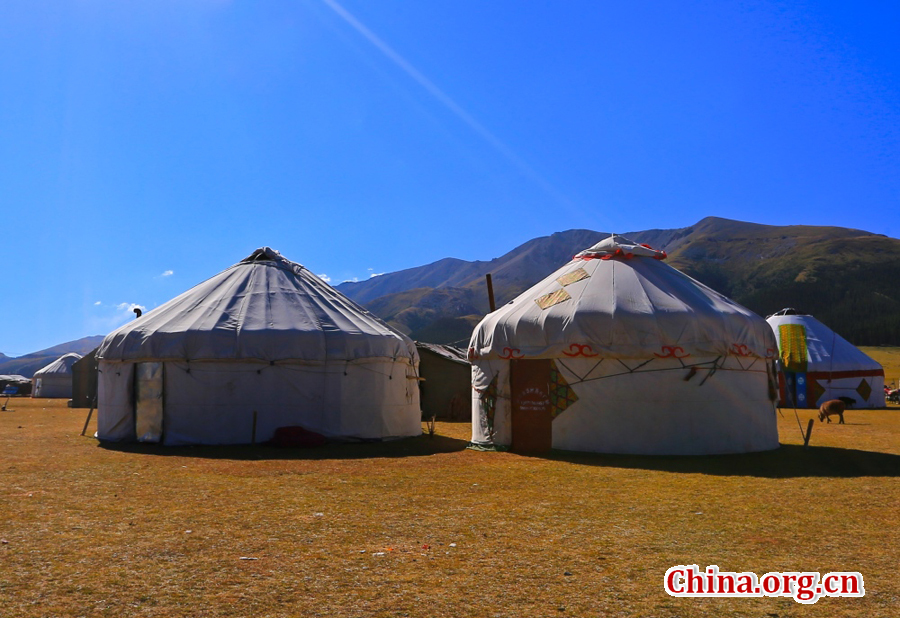 Sayram Lake, renowned as a pearl on the Silk Road, is the largest and highest alpine lake in Xinjiang. With an altitude of 2,073 meters, it is located about 90 kilometers southwest of Botala Prefecture, Urumqi. 