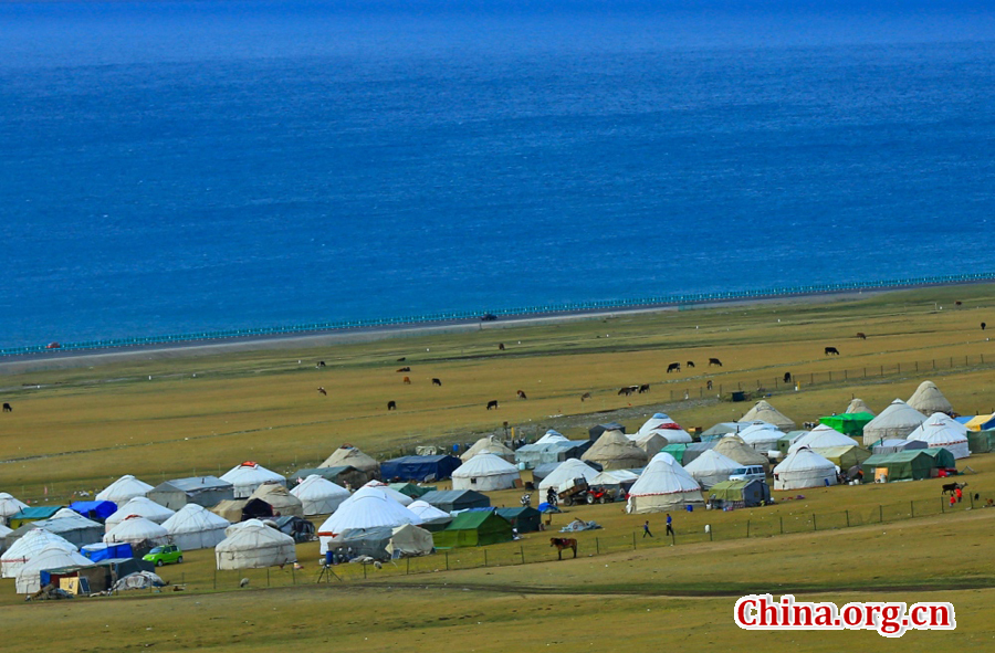 Sayram Lake, renowned as a pearl on the Silk Road, is the largest and highest alpine lake in Xinjiang. With an altitude of 2,073 meters, it is located about 90 kilometers southwest of Botala Prefecture, Urumqi. 