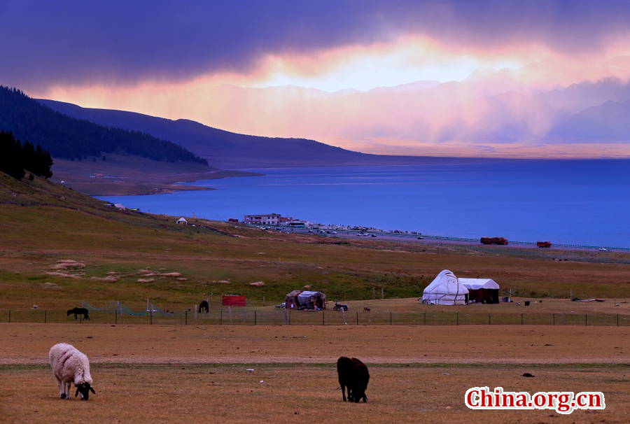 Sayram Lake, renowned as a pearl on the Silk Road, is the largest and highest alpine lake in Xinjiang. With an altitude of 2,073 meters, it is located about 90 kilometers southwest of Botala Prefecture, Urumqi. 