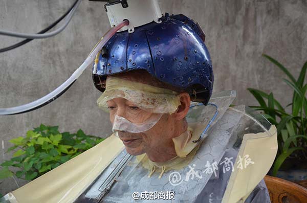 The father of Chen Gongke using the automatic hair washing machine in Leshan, Southwest China's Sichuan province, Sept 16, 2015. [Photo/Sina Weibo] 