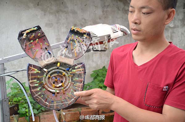 Cheng Gongke shows the interior design of the helmet. [Photo/Sina Weibo]