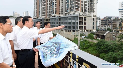 Chinese Vice Premier Zhang Gaoli visits renovation of run-down housing in Nanning, capital of south China's Guangxi Zhuang Autonomous Region, Sept. 16, 2015. Zhang made an inspection tour in Guangxi from Sept. 16 to 18. (Xinhua/Zhang Duo)