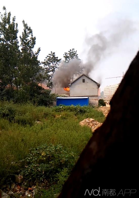 A photo shows a villager's house is burning in east China's Shandong Province on September 14, 2015. [Photo: 163.com] 