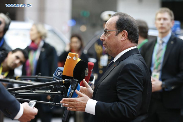 France's President Francois Hollande speaks with journalists when he arrives to attend an European Union (EU) emergency summit on the migration crisis at EU Headquarters in Brussels, Belgium, Sept. 23, 2015. (Xinhua/Ye Pingfan)