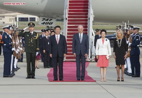 Chinese President Xi Jinping and his wife Peng Liyuan are welcomed by U.S. Vice President Joe Biden and his wife at Andrews Air Force Base in Washington D.C., the United States, Sept. 24, 2015. [Photo/Xinhua]