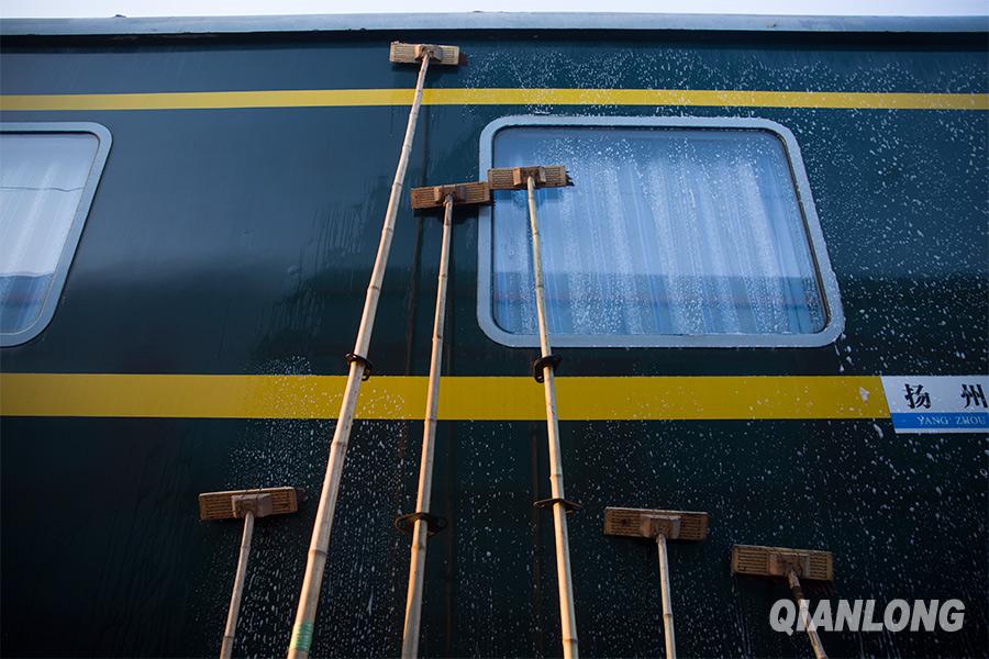 hard-working-train-cleaners-in-beijing-china-cn