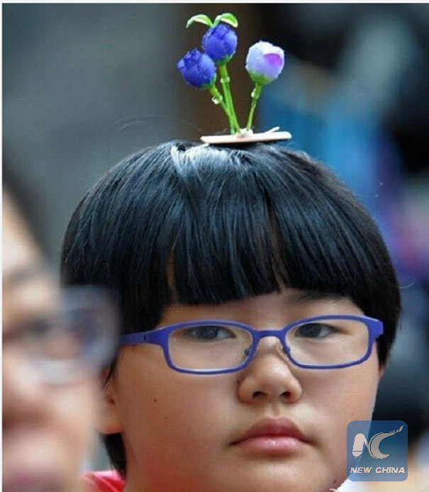 The undated photo shows a girl wears a “sprouts” hairpin on her head. [Photo: Xinhua]