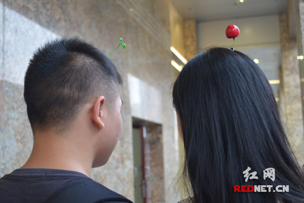 The undated photo shows a couple wearing hairpins on their heads. [Photo: Rednet.cn] 