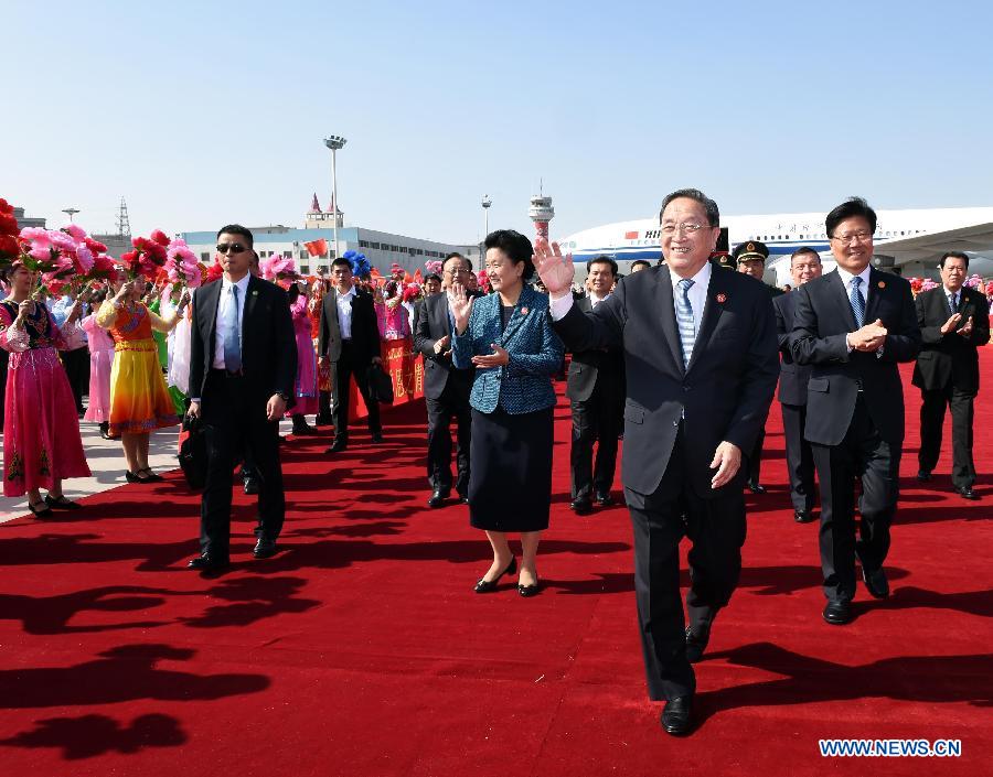 Central officials arrive in Xinjiang for autonomy anniversary