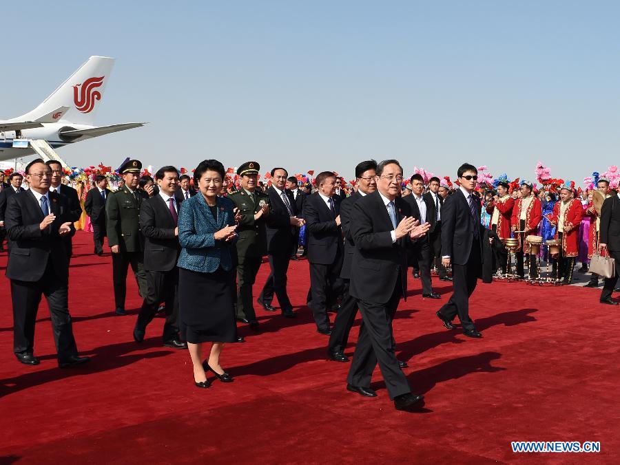 Central officials arrive in Xinjiang for autonomy anniversary