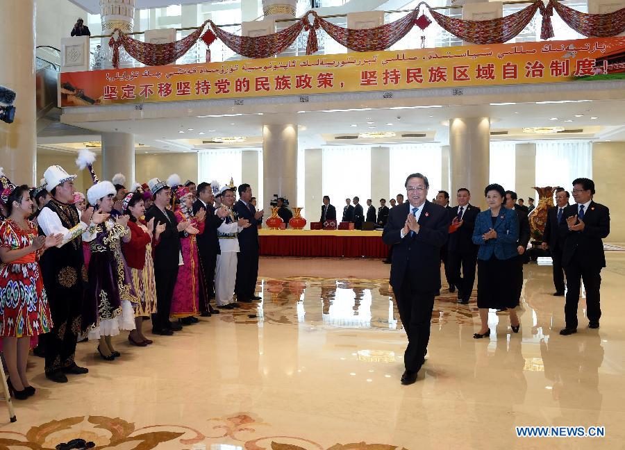 Central officials arrive in Xinjiang for autonomy anniversary