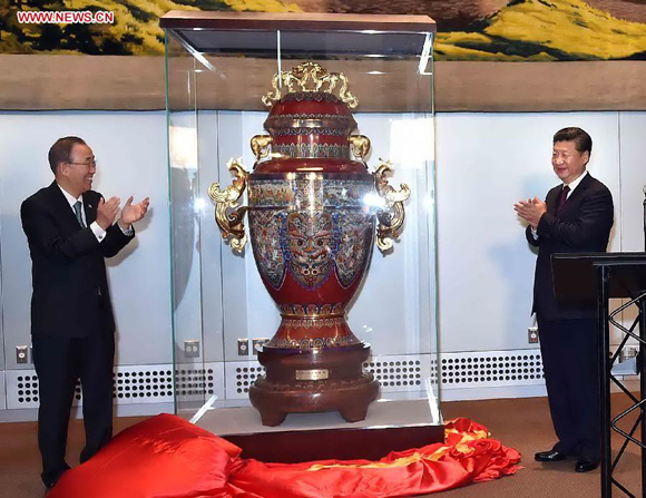 Chinese President Xi Jinping (R) attends a presentation ceremony on which the Chinese government gives the 'Zun of Peace', an ancient Chinese-styled wine container, to the United Nations (UN) as a gift in New York, the United States, Sept. 27, 2015. [Photo/Xinhua]