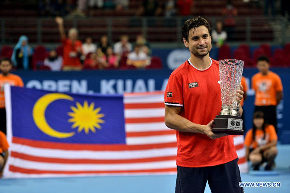 Spain's David Ferrer holds the trophy after the awarding ceremony for the men's singles final against his compatriot Feliciano Lopez of the 2015 Malaysian Open tennis tournament in Kuala Lumpur on Oct. 4, 2015. Ferrer won 2-0. [Photo/Xinhua]