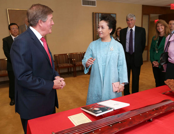 Chinese first lady Peng Liyuan is amazed by the manuscripts of Beethoven and Mozart during her visit to the Juilliard School located in the Lincoln Center for the Performing Arts in New York on September 28, exclaiming 'how valuable they are'. [Photo/Xinhua]