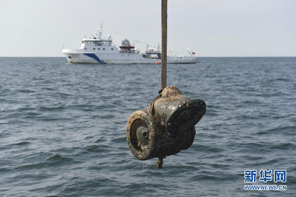 An item salvaged from the shipwreck is to be studied in Dandong, northeast China's Liaoning Province, Oct. 4, 2015. 'Dandong No.1', a shipwreck discovered last year near Dandong Port, has been confirmed as cruiser Zhiyuan, one of the warships of the Beiyang Fleet sunk by the Japanese navy during the first Sino-Japanese War 121 years ago.[Xinhua]
