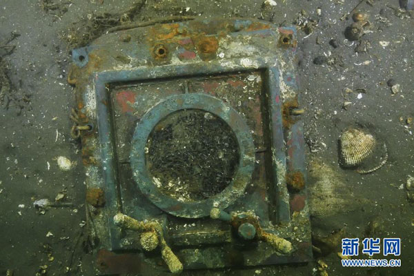 Photo taken on Oct. 5, 2015 shows a porthole from 'Dandong No 1', a shipwreck discovered last year near Dandong Port, northeast China's Liaoning Province. An archeological team from the National Center of Underwater Cultural Heritage has salvaged more than 100 items from the wreck during the past two months. They confirmed 'Dandong No.1' as cruiser Zhiyuan, one of the warships of the Beiyang Fleet sunk by the Japanese navy during the first Sino-Japanese War 121 years ago. [Xinhua]
