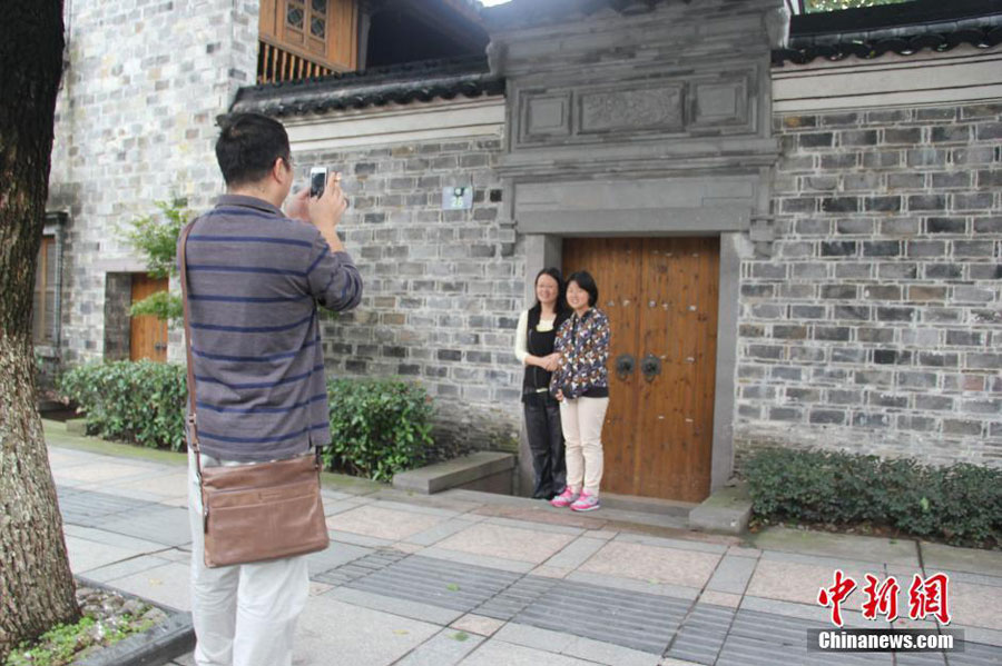 People take photos in front of Tu Youyou's former residence in Ningbo, East China's Zhejiang Province, October 6, 2015. [Chinanews.com]