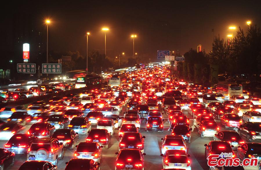 A traffic jam brings vehicles to a halt near a highway exit in Shijiazhuang, capital city of North China's Hebei province on Oct 6, 2015. [Ecns.cn]