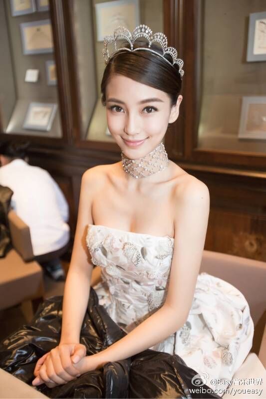 Chinese mainland actor Huang Xiaoming and Hong Kong actress Angelababy hold their wedding ceremony in Shanghai, Oct. 8, 2015. A lot of photos have been released on Sina Weibo, China's version of Twitter, to showcase the wedding. [Weibo.com]