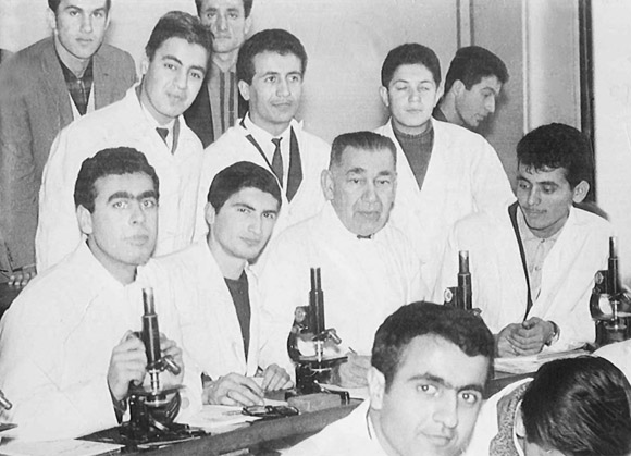 Sancar (second row, second from left) is seen next to his histology professor at the Istanbul Medical Center in 1965. [File photo] 