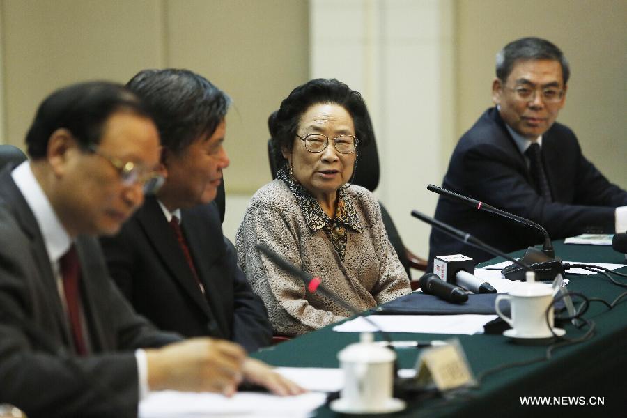 Tu Youyou (2nd R) speaks during a seminar celebrating her winning the 2015 Nobel Prize for Physiology or Medicine in Beijing, capital of China, Oct. 8, 2015. [Xinhua]