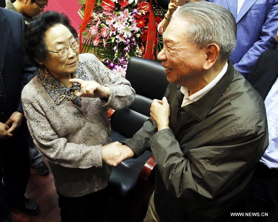 Tu Youyou (L) chats with her old colleague Chen Keji after a seminar celebrating her winning the 2015 Nobel Prize for Physiology or Medicine in Beijing, capital of China, Oct. 8, 2015. [Xinhua]