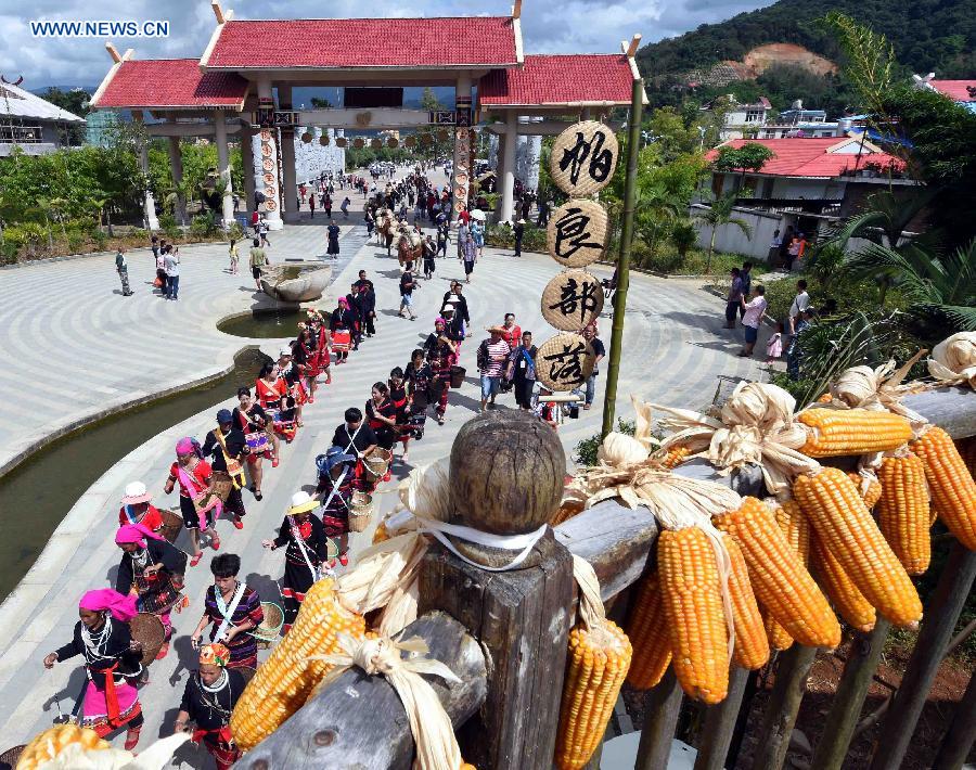 People attend a celebration activity of 'new rice' festival, a traditional event of the Wa ethnic group to pray for harvest, in Cangyuan County, southwest China's Yunnan Province, Oct. 3, 2015. Cangyuan is one of the major areas inhabited by people of the Wa ethnic group. [Xinhua]