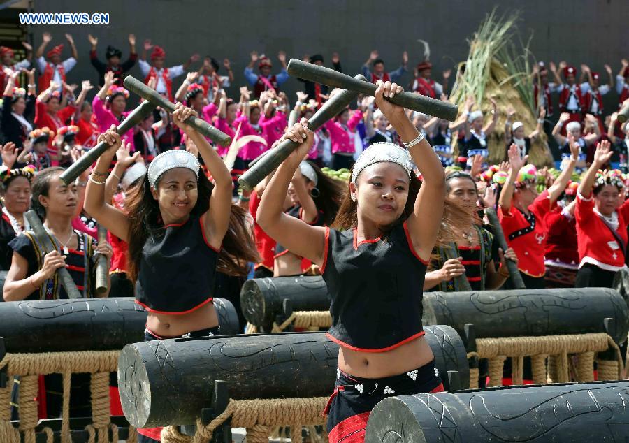 Local people perform drums during a celebration activity of 'new rice' festival, a traditional event of the Wa ethnic group to pray for harvest, in Cangyuan County, southwest China's Yunnan Province, Oct. 3, 2015. Cangyuan is one of the major areas inhabited by people of the Wa ethnic group. [Xinhua]