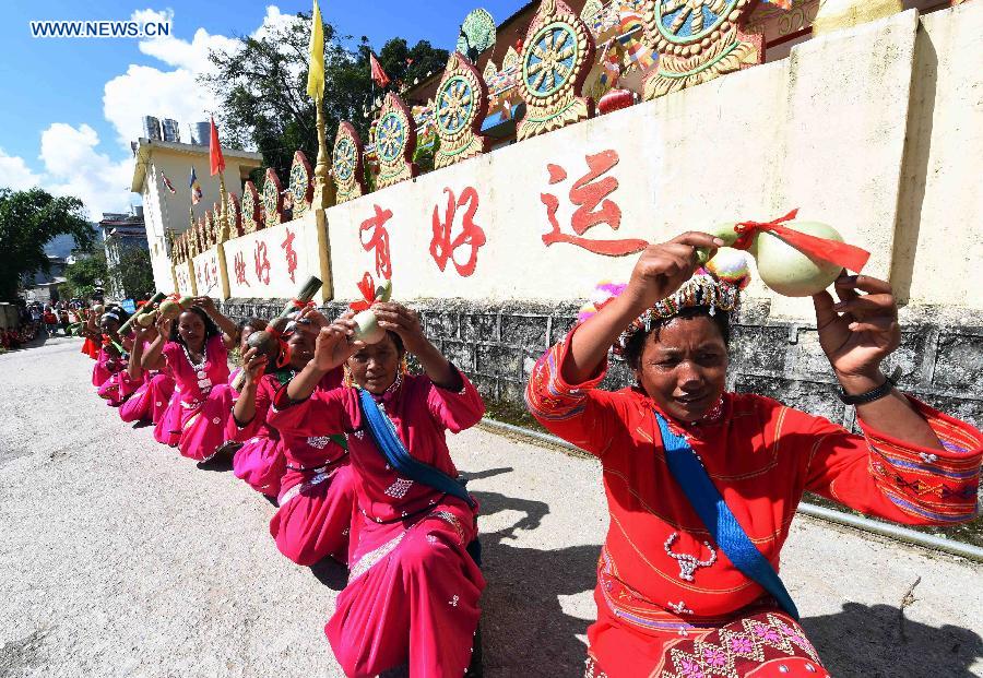 People attend a celebration activity of 'new rice' festival, a traditional event of the Wa ethnic group to pray for harvest, in Cangyuan County, southwest China's Yunnan Province, Oct. 3, 2015. Cangyuan is one of the major areas inhabited by people of the Wa ethnic group. [Xinhua]